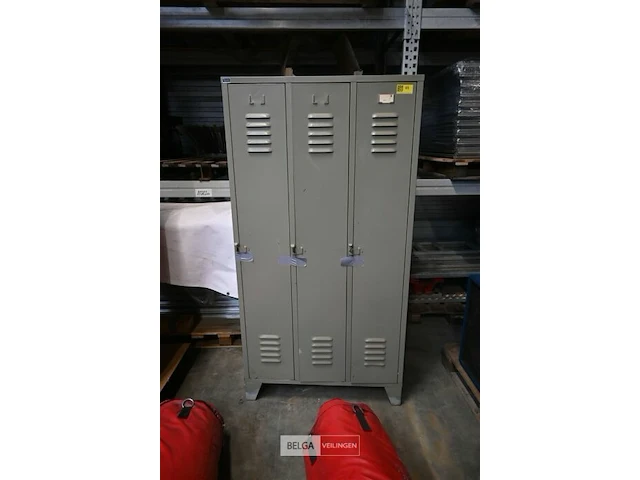 Metalen lockerkast voor 3 personen - afbeelding 2 van  5