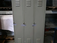 Metalen lockerkast voor 3 personen - afbeelding 2 van  5