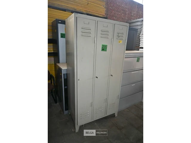 Metalen lockerkast voor 3 personen - afbeelding 1 van  4