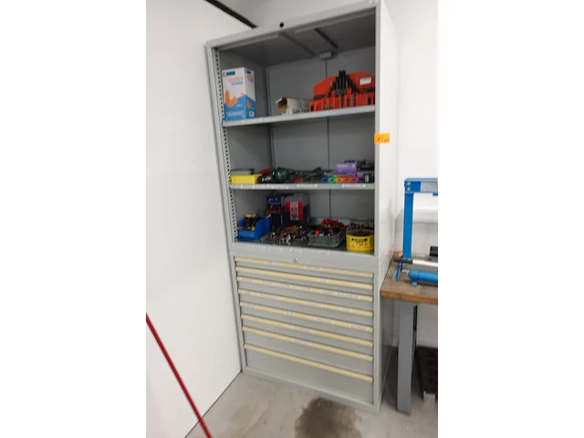 Metalen materiaalkast + inhoud - afbeelding 1 van  12
