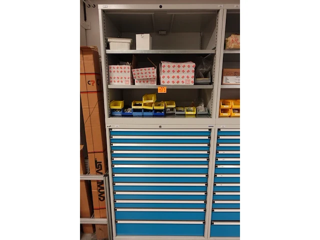 Metalen materiaalkast + inhoud - afbeelding 1 van  17