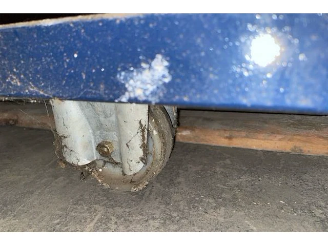 Metalen mobiele bok met inhoud - afbeelding 6 van  6