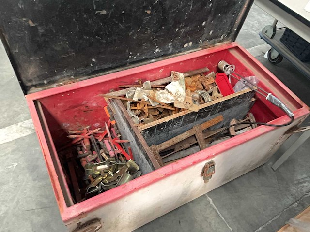 Metalen opbergkoffer met divers gereedschap - afbeelding 1 van  16