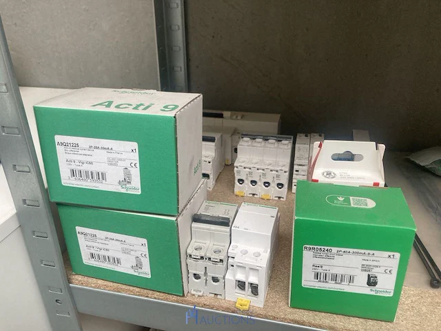 Metalen opbergrek met inhoud - afbeelding 9 van  15