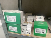 Metalen opbergrek met inhoud - afbeelding 9 van  15