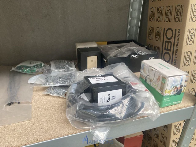 Metalen opbergrek met inhoud - afbeelding 10 van  15