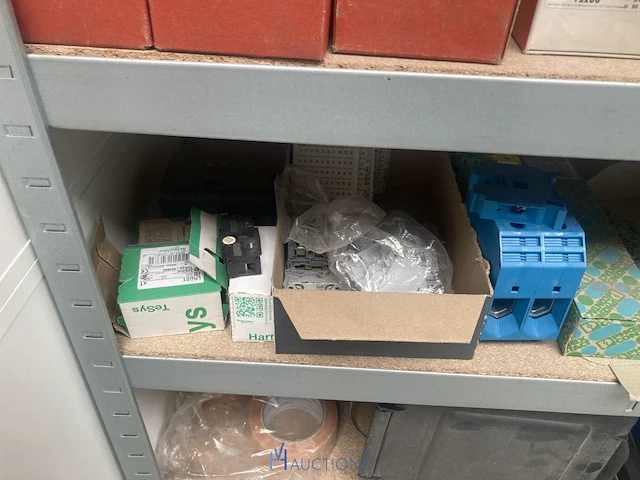 Metalen opbergrek met inhoud - afbeelding 13 van  15