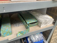 Metalen opbergrek met inhoud - afbeelding 14 van  15