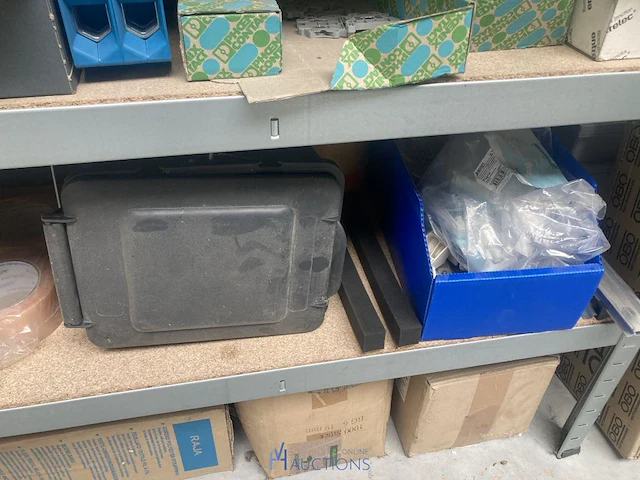 Metalen opbergrek met inhoud - afbeelding 15 van  15