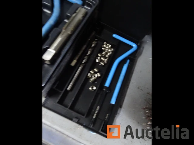 Metalen plank en de inhoud ervan - afbeelding 2 van  38