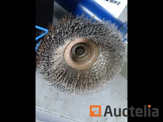 Metalen plank en de inhoud ervan - afbeelding 3 van  38