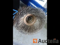 Metalen plank en de inhoud ervan - afbeelding 3 van  38
