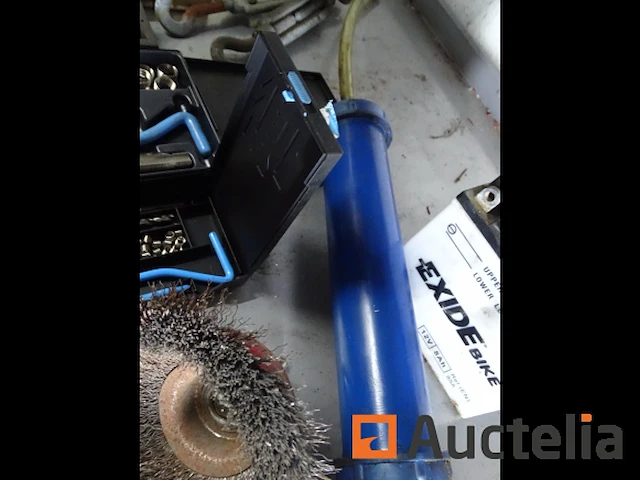 Metalen plank en de inhoud ervan - afbeelding 4 van  38