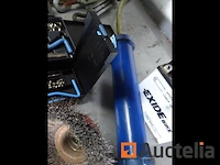Metalen plank en de inhoud ervan - afbeelding 4 van  38