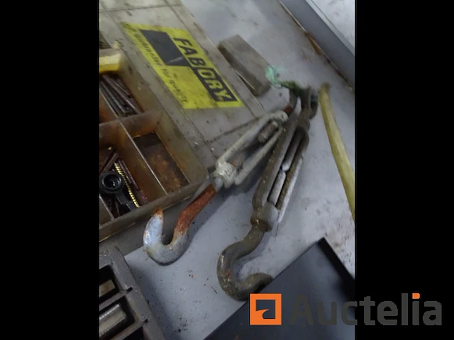 Metalen plank en de inhoud ervan - afbeelding 6 van  38