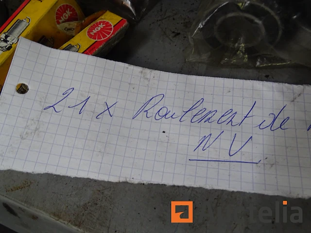 Metalen plank en de inhoud ervan - afbeelding 7 van  38