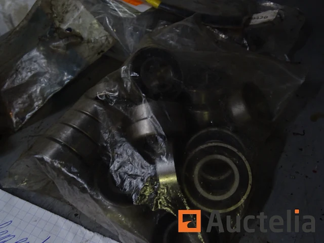 Metalen plank en de inhoud ervan - afbeelding 8 van  38