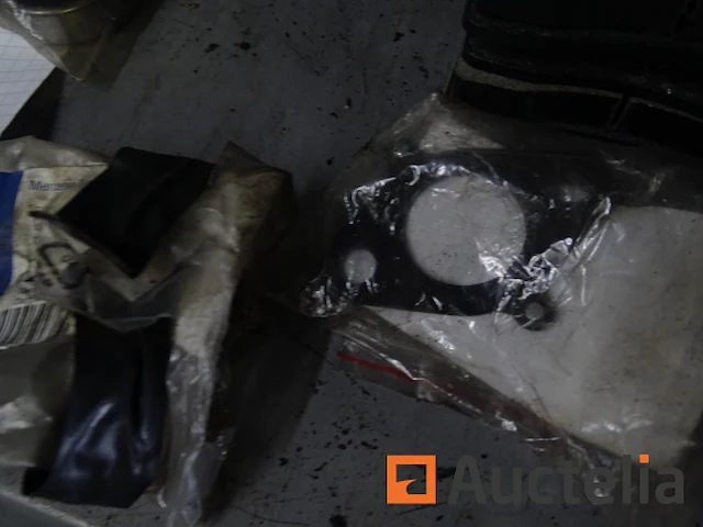 Metalen plank en de inhoud ervan - afbeelding 9 van  38