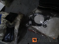 Metalen plank en de inhoud ervan - afbeelding 9 van  38