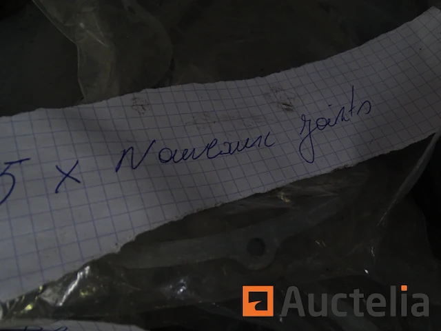 Metalen plank en de inhoud ervan - afbeelding 10 van  38