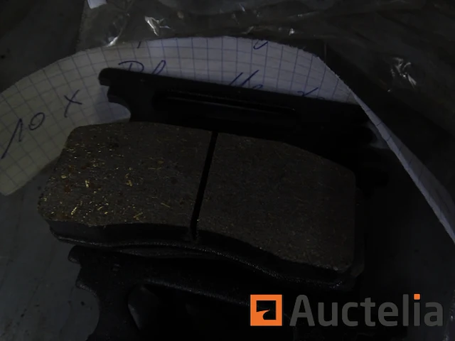 Metalen plank en de inhoud ervan - afbeelding 11 van  38