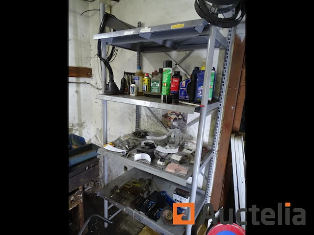 Metalen plank en de inhoud ervan - afbeelding 1 van  38
