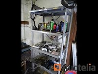 Metalen plank en de inhoud ervan