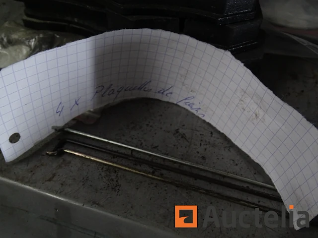 Metalen plank en de inhoud ervan - afbeelding 13 van  38