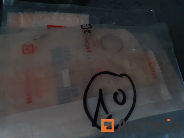 Metalen plank en de inhoud ervan - afbeelding 17 van  38
