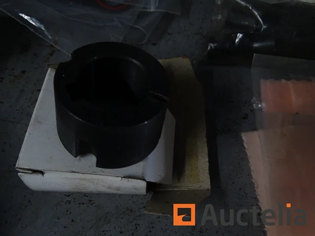 Metalen plank en de inhoud ervan - afbeelding 18 van  38