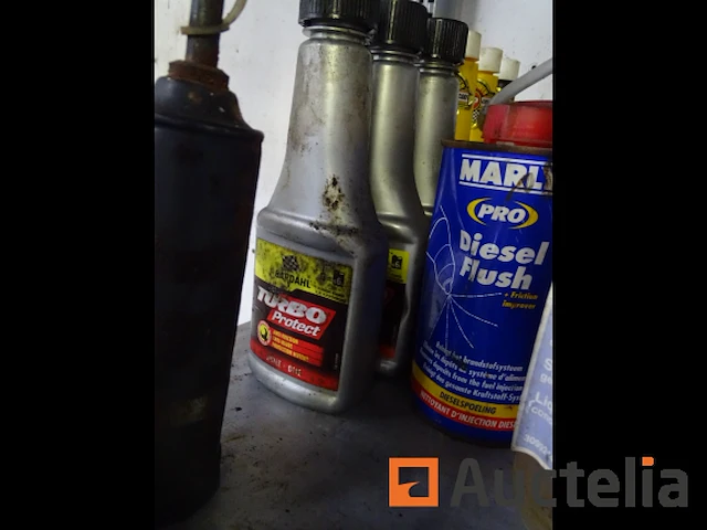 Metalen plank en de inhoud ervan - afbeelding 19 van  38