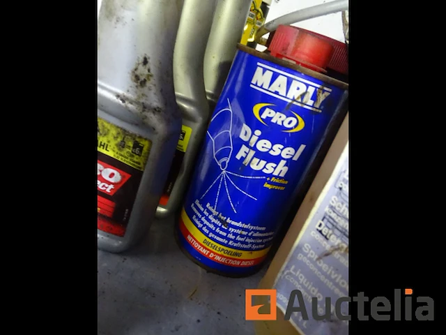 Metalen plank en de inhoud ervan - afbeelding 21 van  38
