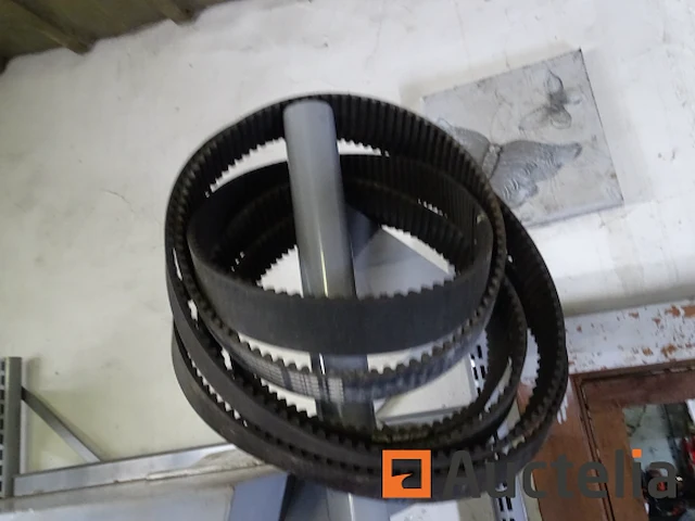 Metalen plank en de inhoud ervan - afbeelding 12 van  38