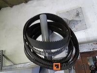 Metalen plank en de inhoud ervan - afbeelding 12 van  38