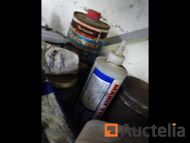 Metalen plank en de inhoud ervan - afbeelding 24 van  38