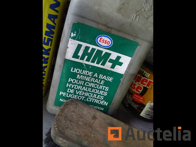 Metalen plank en de inhoud ervan - afbeelding 25 van  38