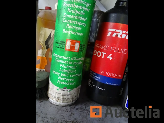 Metalen plank en de inhoud ervan - afbeelding 27 van  38