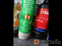 Metalen plank en de inhoud ervan - afbeelding 27 van  38