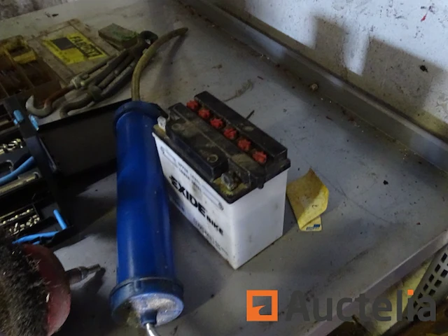 Metalen plank en de inhoud ervan - afbeelding 31 van  38