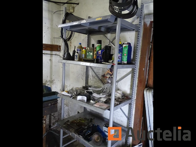 Metalen plank en de inhoud ervan - afbeelding 32 van  38