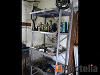 Metalen plank en de inhoud ervan - afbeelding 32 van  38