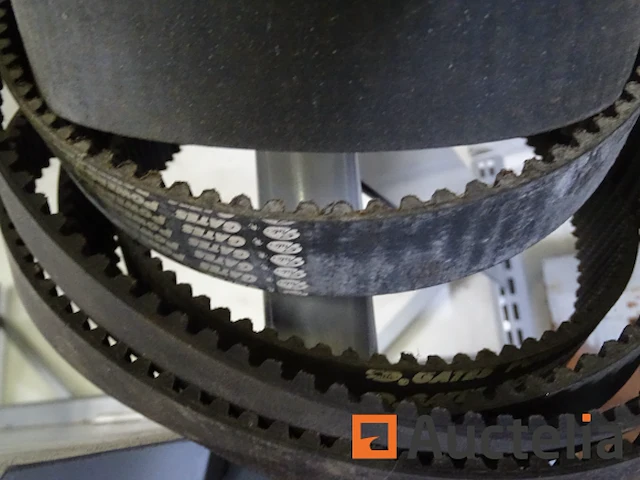 Metalen plank en de inhoud ervan - afbeelding 23 van  38
