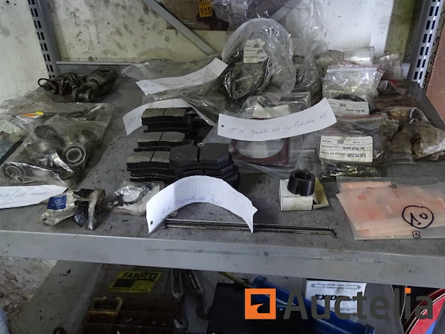 Metalen plank en de inhoud ervan - afbeelding 33 van  38