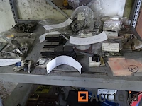 Metalen plank en de inhoud ervan - afbeelding 33 van  38