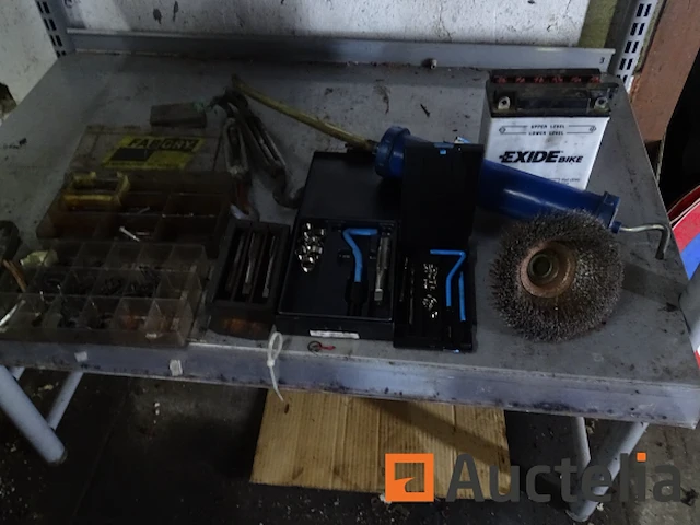 Metalen plank en de inhoud ervan - afbeelding 34 van  38