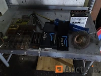 Metalen plank en de inhoud ervan - afbeelding 34 van  38