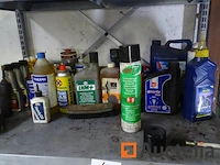 Metalen plank en de inhoud ervan - afbeelding 35 van  38
