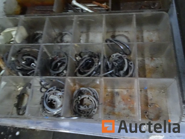 Metalen plank en de inhoud ervan - afbeelding 36 van  38