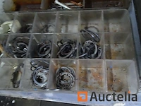 Metalen plank en de inhoud ervan - afbeelding 36 van  38