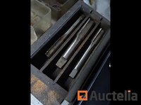 Metalen plank en de inhoud ervan - afbeelding 37 van  38
